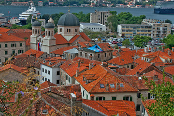 Obraz premium view of the red roofs of the old town of Kotor