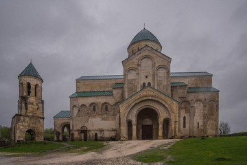 Fototapeta na wymiar side view of Gelati Monastery in kutaissi
