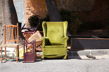 mesa,silla,butacón abandonado en la calle para ser recogido por los servicios de limpieza