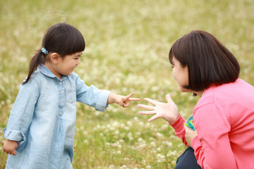 ジャンケンする親子