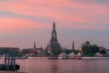 Naklejka premium Temple of Dawn, Wat Arun in Bangkok at sunrise