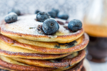 Sterta placków z borówkami posypanych cukrem pudrem. © Michał