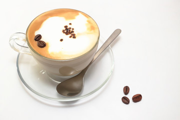 cappuccino con chicchi di caffè su sfondo bianco, cappuccino with coffee beans on a white...