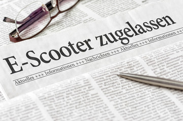 Zeitung mit der Überschrift E-Scooter zugelassen