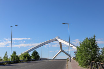 Fototapeta na wymiar Puente del arco en Torrejón de Ardoz. España. 19 de Mayo de 2019