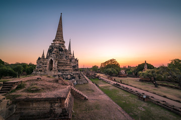 Obraz premium Ancient stupas of Wat Phra Si Sanphet at sunset