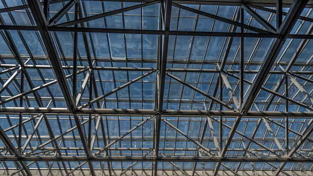 Deckenkonstruktion aus Stahl und Glas