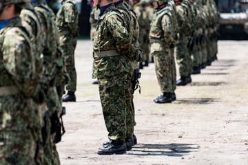 整列する自衛官