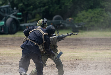 近接戦闘をする自衛官