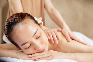 Obraz na płótnie Canvas Woman enjoying back massage