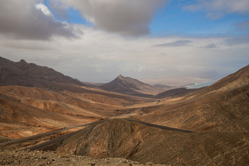 Obraz premium Road through the mountains