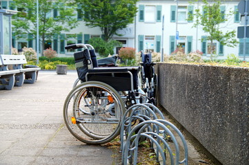 Obraz premium Wheelchairs for the disabled parking in a hospital with old condition. Breakdown is not available. abandoned old wheelchairs parking at a hospital.