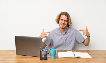 Blonde man with a laptop proud and self-satisfied