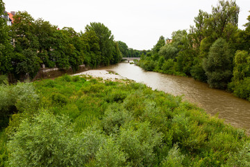 Fototapeta na wymiar Isar River flowng just outside central Munich, Germany
