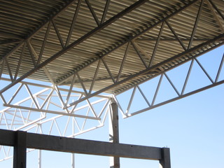 installation of the building body of their panels and metal trusses