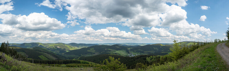 Fototapeta na wymiar Im Land der tausend Berge Panorama Sauerland