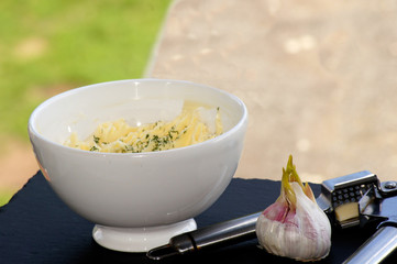 Selbstgemachte Kräuterbutter mit Knoblauch und Dill