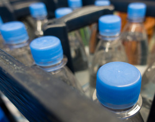 blauer Verschluss  einer Mineralwasserflasche