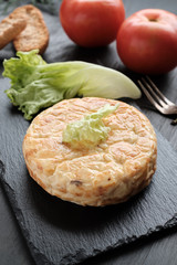 Omelet with lettuce and tomato