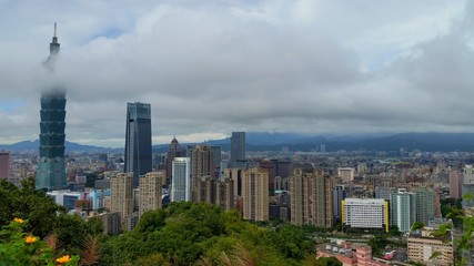 Fototapeta premium Taipei 101 Covered in Clouds