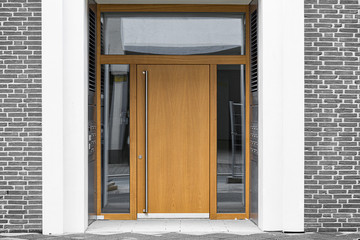 Holz-Haustür mit Glaseinsatz Eingang in Gebäude