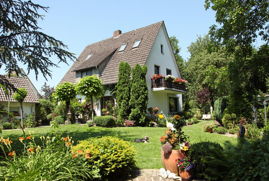 Haus Einfamilienhaus romantisch Garten Sommer