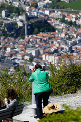 Fototapeta na wymiar Touristes observant la ville de Lourdes