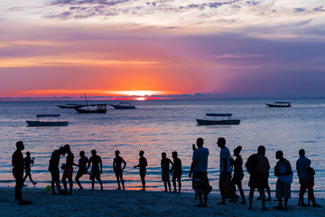 mensen genieten op het strand bij Sunset n Unguja aka Zanzibar Island Tanzania Oost-Afrika