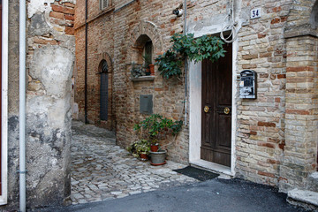 Plakat The door from the house to the street in the ancient Italian city