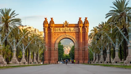 Fotobehang De Arc de Triomf is een triomfboog in de stad Barcelona in Catalonië, Spanje © Kamil