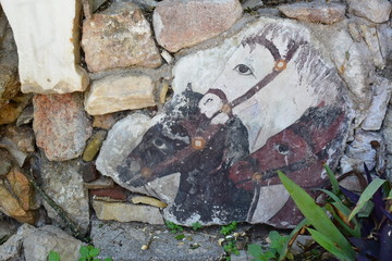 Konie malowane na murze