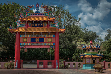 Chinesisches Tor in einer Tempelanlage in Malaysia