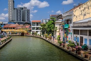 Fototapeta na wymiar Malakka mit Sicht von der Brücke auf den Fluß, Malaysia 