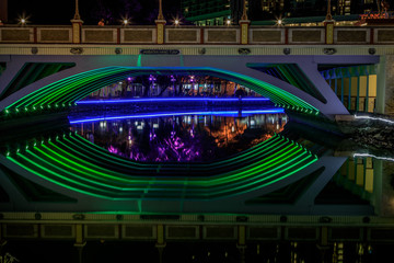 Malakka bei Nacht mit Fluß, Brücke und Wasserspiegelung in Malaysia
