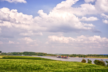 Schiff auf dem Rhein