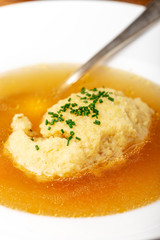 bayerische Griesnockerl in der Brühe
