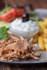 Griechisches Gyros mit Tzaziki und Pommes