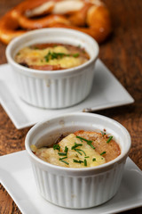 Französische Zwiebelsuppe auf Holz