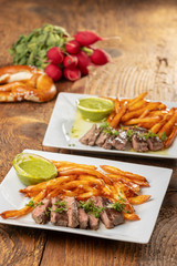 Scheiben eines Steaks mit Pommes