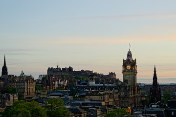 Fototapeta premium Blick über Edinburgh im Abendrot