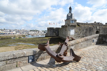 Anker und Turm in Conarneau, Bretagne