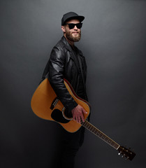 Guitar player with beard and black clothes