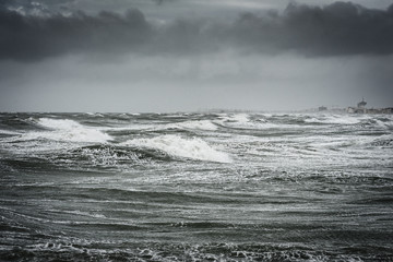 un ciel orageux au dessus d'une mer agitée