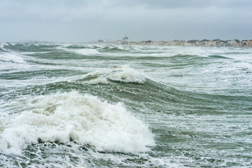 une mer avec ses vagues agités en pleine tempête
