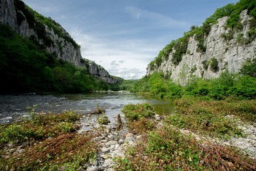 Fototapeta na wymiar une rivière dans un canyon en Ardèche