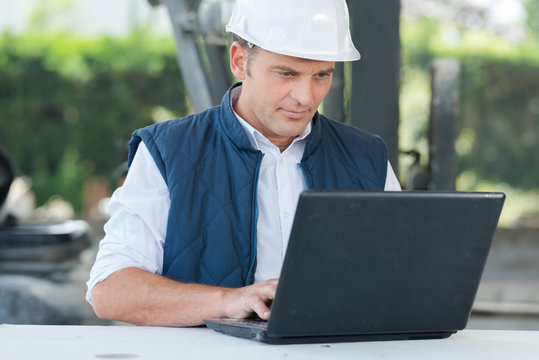 mason builder using compaq brand laptop