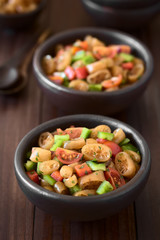 Salat aus Chilenischem Cochayuyo Seetang (lat. Durvillaea antarctica), Kirschtomaten, Paprika, Zwiebeln und Petersilie, fotografiert mit natürlichem Licht (Selektiver Fokus, Fokus in die Mitte des ers
