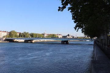Fototapeta na wymiar Lyon - Le Pont de la Guillotière sur le fleuve Rhône construit au 14 ème siècle