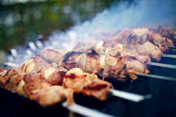Grilling marinated shashlik