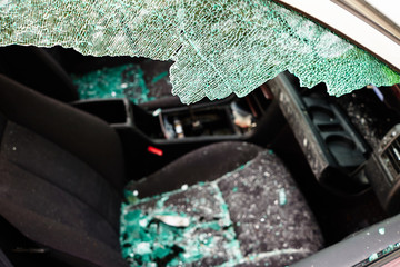 Auto bei dem die Scheibe eingeschlagen wurde und alle Innenteile geklaut wurden mit Scherben und kaputter Scheibe